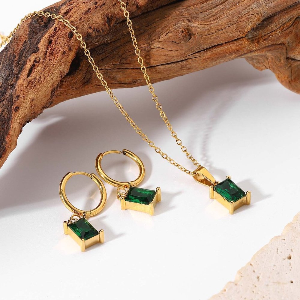 Emerald Lana Necklace - Picture 5 of 8